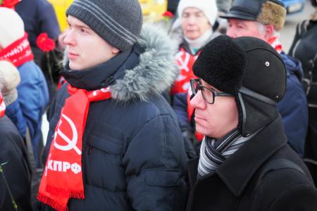 Коммунисты Екатеринбурга возложили цветы к памятнику В.И. Ленину
