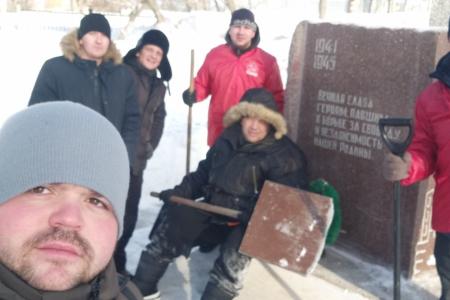 Оренбургская область. Коммунисты очистили от снега памятник воинам Великой Отечественной войны