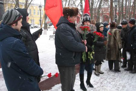 Коммунисты возложили цветы к памятнику В.И.Ленину в Калуге
