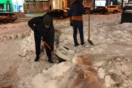 На новогодних праздниках белгородские комсомольцы привели в порядок городские памятники В.И. Ленину