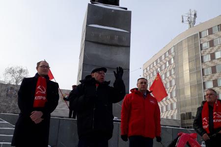 Оренбургская область. Алые гвоздики вождю рабочих и крестьян