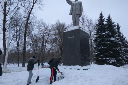 На новогодних праздниках белгородские комсомольцы привели в порядок городские памятники В.И. Ленину