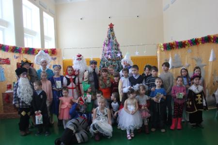 Две тысячи новогодних подарков вручила детям депутат Тюменской областной Думы, первый секретарь Тюменского обкома КПРФ Т.Н. Казанцева