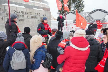 Коммунисты Екатеринбурга возложили цветы к памятнику В.И. Ленину