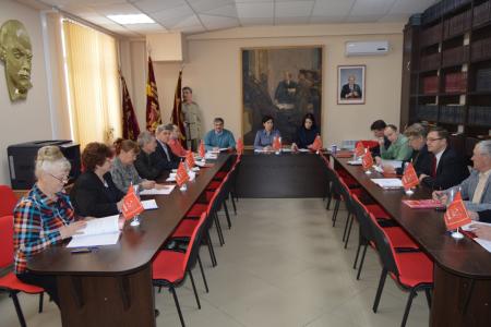 В офисе Алтайского крайкома КПРФ открылась Ленинская комната