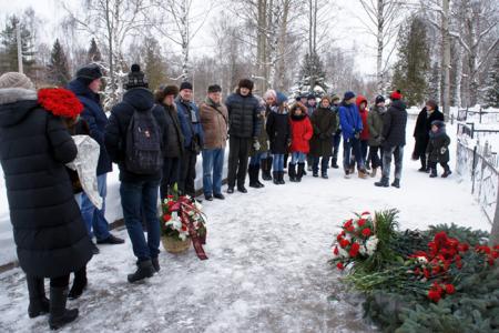В Иваново возложили цветы к памятному камню блокадникам Ленинграда