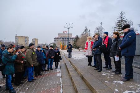 Красноярск. Алые гвоздики – вождю революции