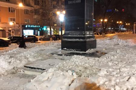 На новогодних праздниках белгородские комсомольцы привели в порядок городские памятники В.И. Ленину