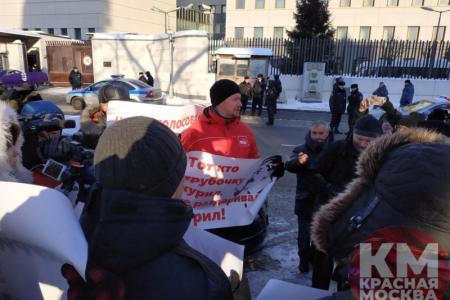 В Москве на пикете КПРФ против передачи Курил задержали депутата Госдумы и помощников