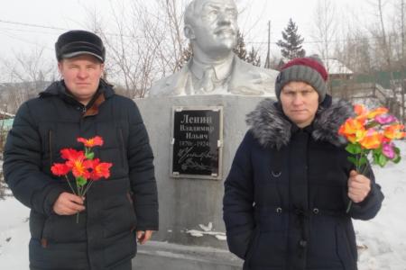Забайкальские коммунисты в день памяти Владимира Ильича Ленина возложили цветы к его памятникам