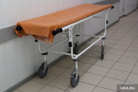 В ХМАО пациентов больницы лечат в промзоне - рядом со свалкой и горами щебня
