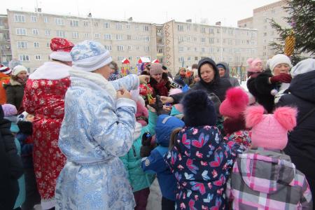 Ивановская область. Коммунисты Кинешмы устроили для детей праздник «Старый Новый год прощается! Ёлка зажигается!»