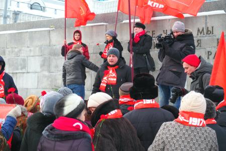 Коммунисты Екатеринбурга возложили цветы к памятнику В.И. Ленину