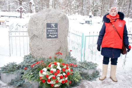 В Иваново возложили цветы к памятному камню блокадникам Ленинграда