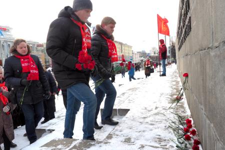 Коммунисты Екатеринбурга возложили цветы к памятнику В.И. Ленину