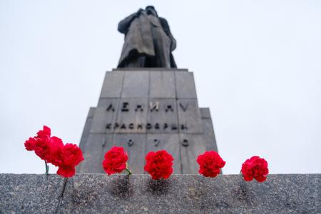 Красноярск. Алые гвоздики – вождю революции