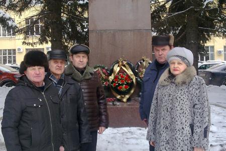 Коммунисты возложили цветы к памятнику В.И.Ленину в Калуге