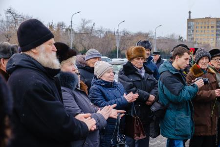 Красноярск. Алые гвоздики – вождю революции
