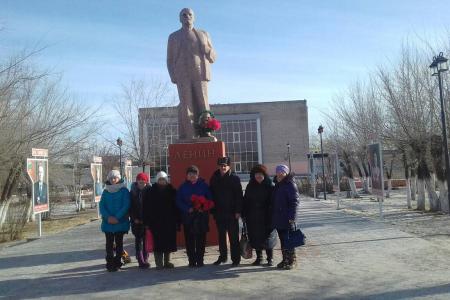 Забайкальские коммунисты в день памяти Владимира Ильича Ленина возложили цветы к его памятникам