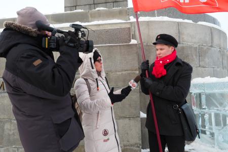 Коммунисты Екатеринбурга возложили цветы к памятнику В.И. Ленину