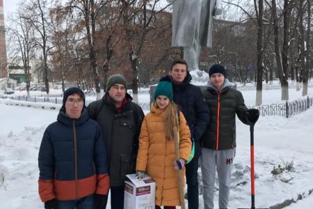 На новогодних праздниках белгородские комсомольцы привели в порядок городские памятники В.И. Ленину