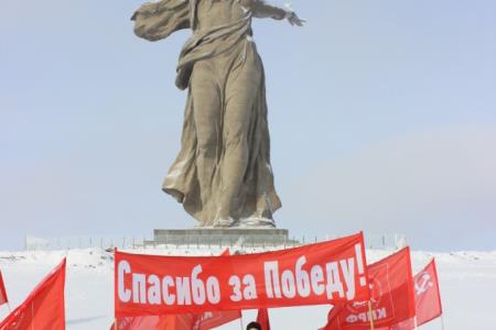 Сталинградские коммунисты отметили 76-ую годовщину Победы в Сталинградской битве 