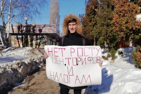Саратовская область. Комсомольцы из Балаково провели одиночные пикеты в защиту студенчества