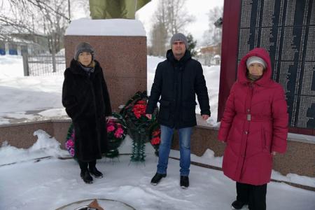 Томская область. Коммунисты отметили пикетами День Советской Армии и Военно-морского Флота