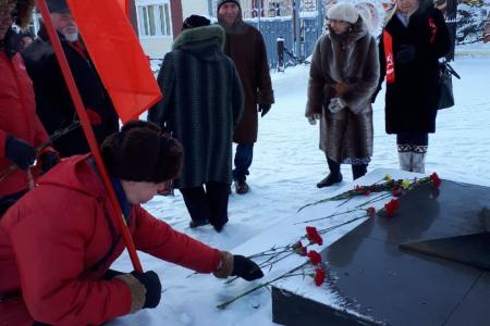Ямало-Ненецкий автономный округ. В Салехарде прошел пикет в честь Дня Советской Армии и ВМФ