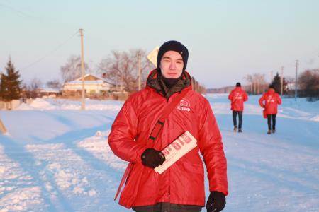 Омск. Обкомовский «Соболь» едет по сельским улицам 