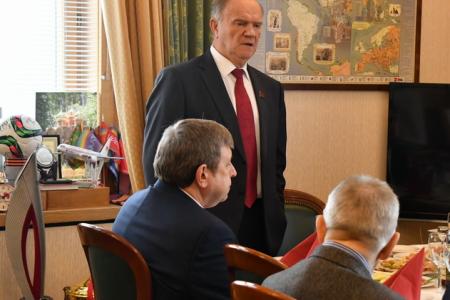 Г.А. Зюганов наградил земляков-орловцев памятными медалями ЦК КПРФ в честь 140-летия И.В. Сталина