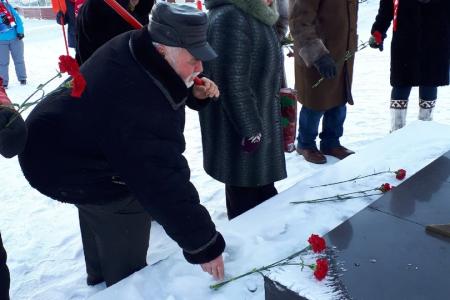 Ямало-Ненецкий автономный округ. В Салехарде прошел пикет в честь Дня Советской Армии и ВМФ