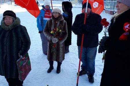 Ямало-Ненецкий автономный округ. В Салехарде прошел пикет в честь Дня Советской Армии и ВМФ