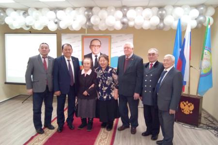 Секретари Якутского рескома КПРФ держат отчет