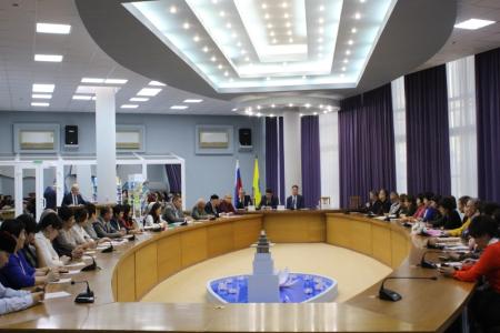 Первый секретарь Калмыцкого рескома КПРФ Николай Нуров приветствовал педагогов в Международный день родного языка