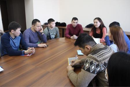 Коммунисты и комсомольцы Кызыла провели встречу со студентами Тувинского государственного университета