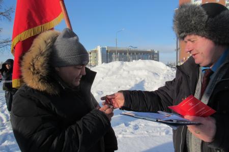 Ямало-Ненецкий автономный округ. В Новом Уренгое прошел митинг в честь Дня Советской Армии и ВМФ