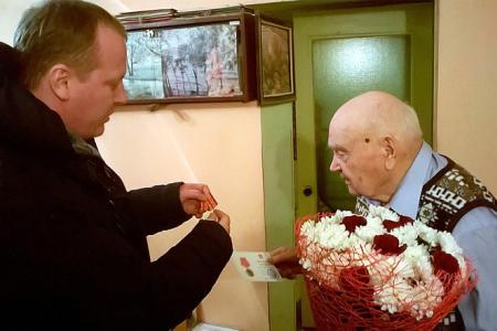 Первый секретарь Ивановского обкома КПРФ А.Д. Бойков поздравил ветерана-моряка