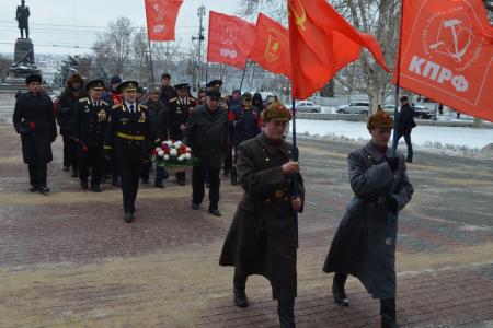 Севастопольские коммунисты отметили 101-ю годовщину создания Советской Армии и Военно-Морского Флота