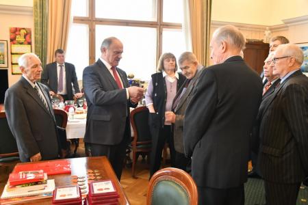 Г.А. Зюганов наградил земляков-орловцев памятными медалями ЦК КПРФ в честь 140-летия И.В. Сталина
