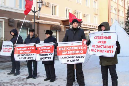 «Руки прочь от Зюганова!». Томские коммунисты провели акцию солидарности с лидером КПРФ