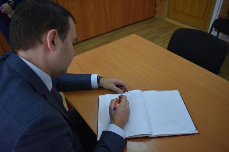 В преддверии Дня защитника Отечества Ю.В. Афонин посетил патриотический форум школьников «Виват, Россия!» и художественную выставку «За мир»