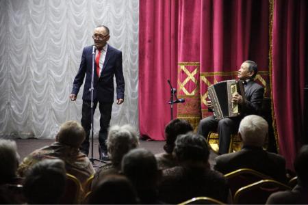 При полном аншлаге на сцене актового зала центра Тувинской культуры прошел концерт, посвященный пятилетию со дня образования ансамбля ветеранов КПРФ «Седой да молодой»