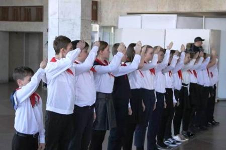 Владивосток. «Мы верны пионерскому знамени!»
