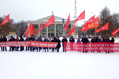 «Хватит издеваться над народом!». В Кирове прошла акция против «мусорных поборов» 