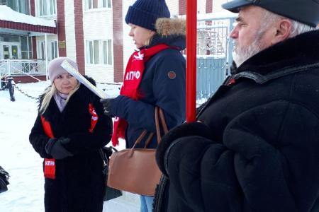 Ямало-Ненецкий автономный округ. В Салехарде прошел пикет в честь Дня Советской Армии и ВМФ