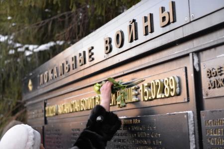 «Не сдерживали слез»: Сотни новосибирцев почтили память воинов, погибших в Афганистане