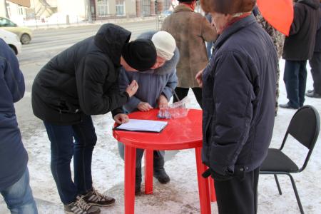 Томская область. Коммунисты отметили пикетами День Советской Армии и Военно-морского Флота