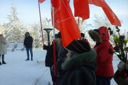 Ямало-Ненецкий автономный округ. В Салехарде прошел пикет в честь Дня Советской Армии и ВМФ