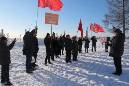 Ямало-Ненецкий автономный округ. В Новом Уренгое прошел митинг в честь Дня Советской Армии и ВМФ